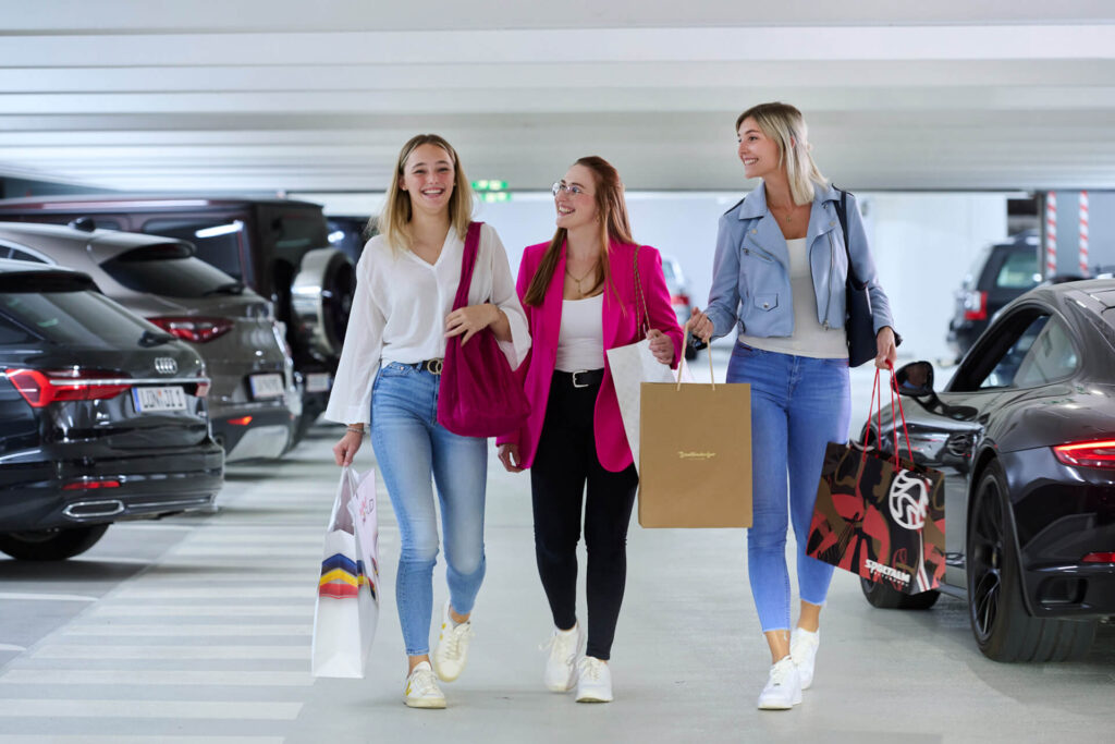 Salzburger Altstadtgaragen – Junge Damen auf Shoppingtour und in guter Laune