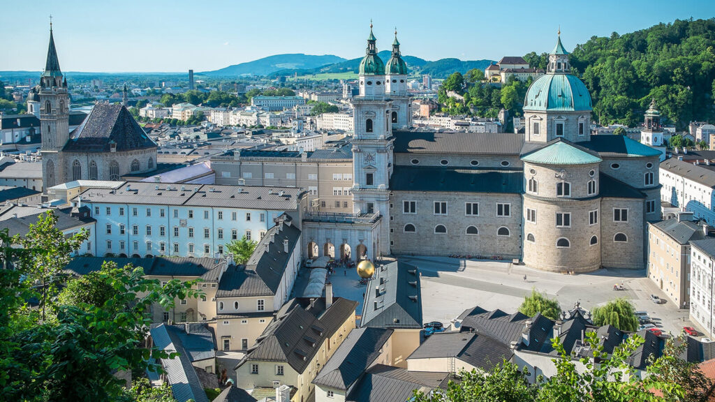 Blick auf den Dom zu Salzburg und das Domquartier