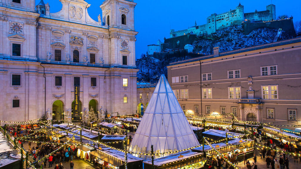 Blick auf den Salzburger Christkindlmarkt am Domplatz
