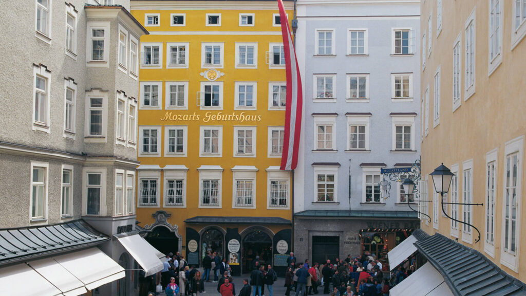 Blick auf Mozarts Geburtshaus in der Salzburger Getreidegasse