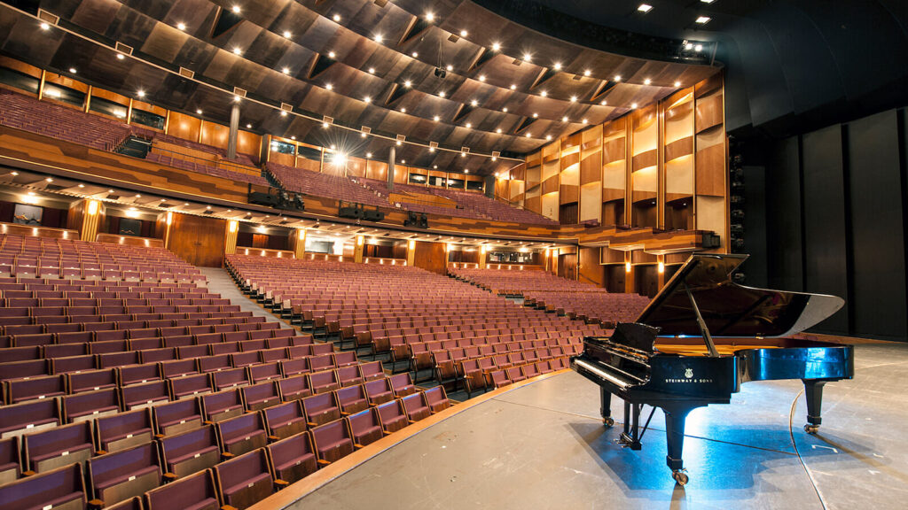 Blick auf die Bühne des großen Festspielhauses